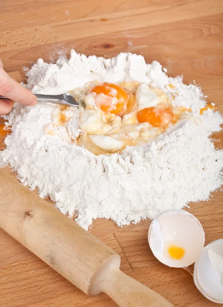 Keverés tojás a tésztába — Stock Fotó