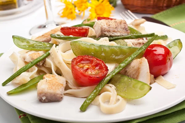 Pasta med fisk och grönsaker — Stockfoto