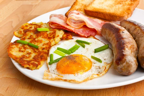 Ovo frito clássico, batatas fritas e café da manhã com bacon — Fotografia de Stock