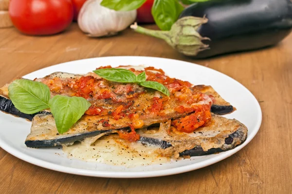 Gebackene Auberginen mit Mozzarella und Tomatensauce — Stockfoto