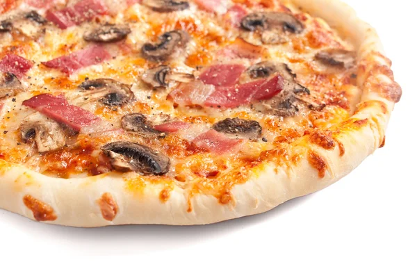 Pizza mit Pilzen und Speck — Stockfoto