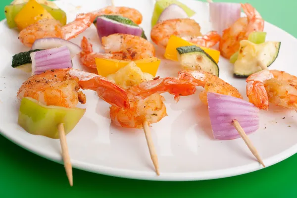 Colorful vegetable and shrimp grilled kebabs — Stock Photo, Image