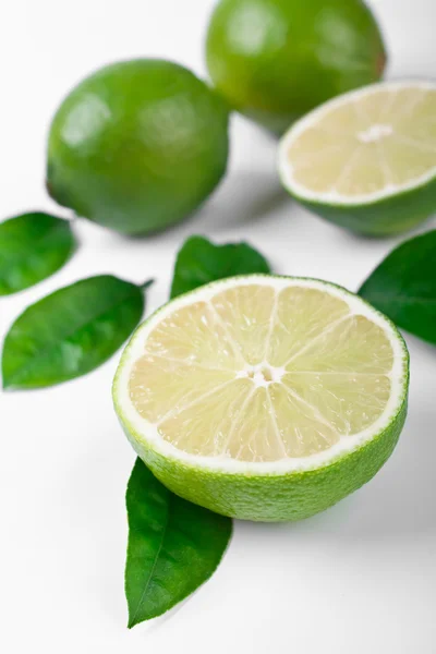 Limefrukterna med blad — Stockfoto