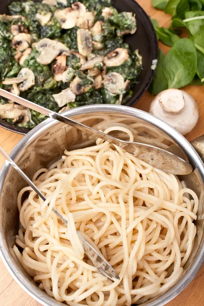 Spaghetti with spinach — Stock Photo, Image