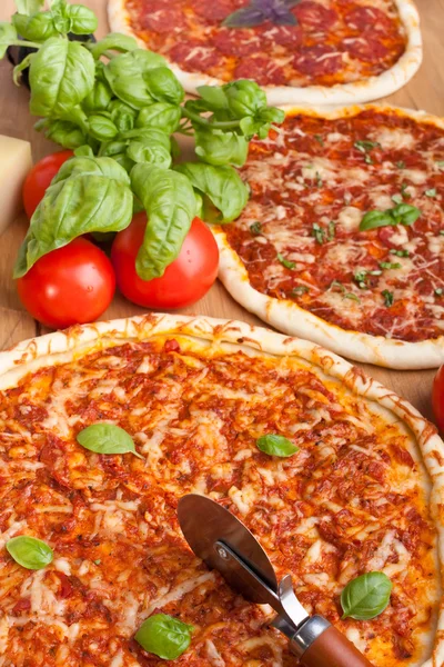 Drei verschiedene Pizzen — Stockfoto