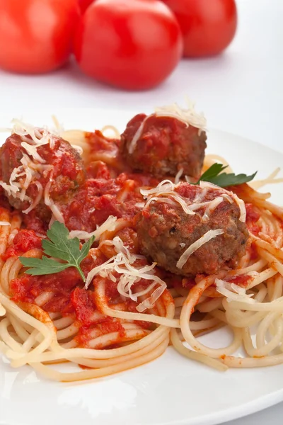 Spaghetti met gehaktballetjes in tomatensaus op een plaat — Stockfoto