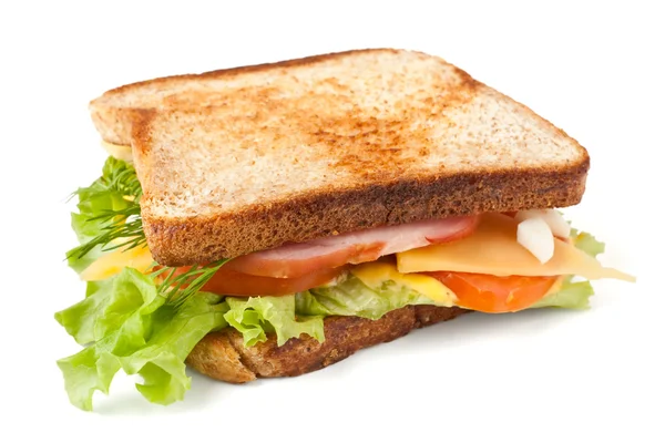 Maso, salát, sýr a vejce velký sendvič se salátem na rozpečené bre — Stock fotografie