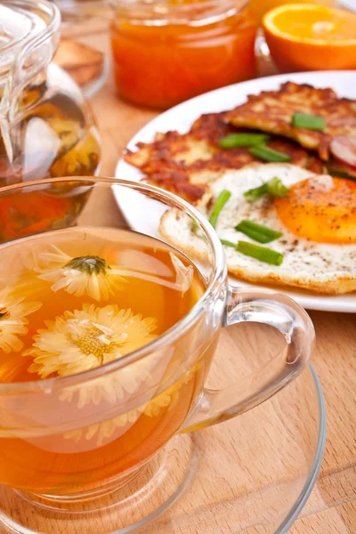 Chá com ovos e bacon café da manhã — Fotografia de Stock