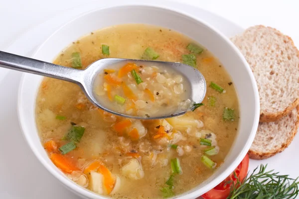 Servieren von Linsen-Hühnersuppe — Stockfoto