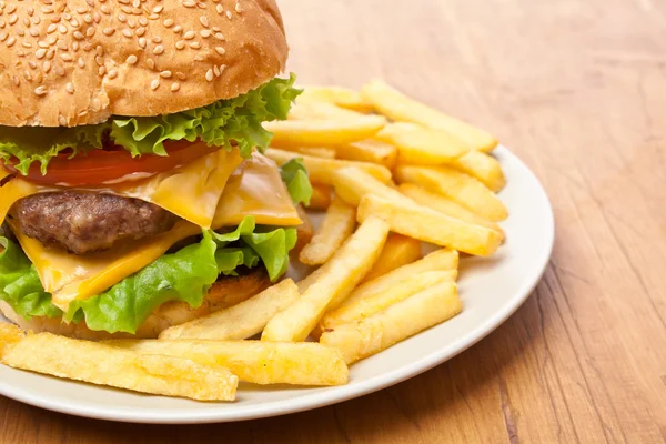 Pommes frites och stora ostburgare — Stockfoto