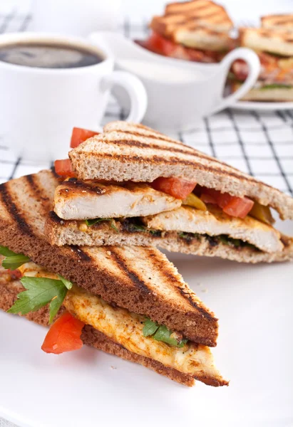 Сэндвичи с курицей и кофе на гриле — стоковое фото