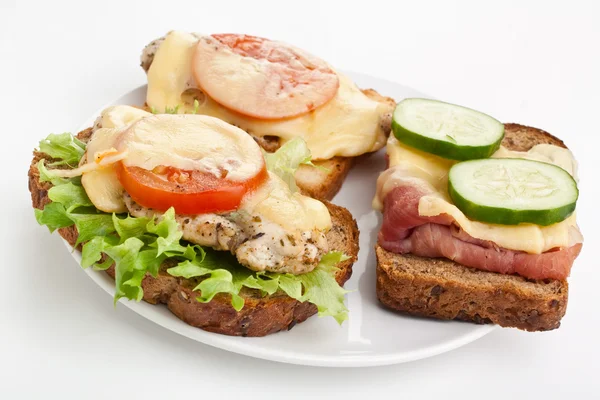 Trois sandwichs au poulet et au jambon chauds — Photo