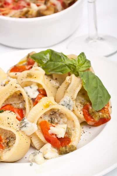 Stuffed shell pasta with tomato sauce,cheese and ingredients — Stock Photo, Image