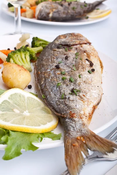 Doradenfisch mit Gemüse — Stockfoto