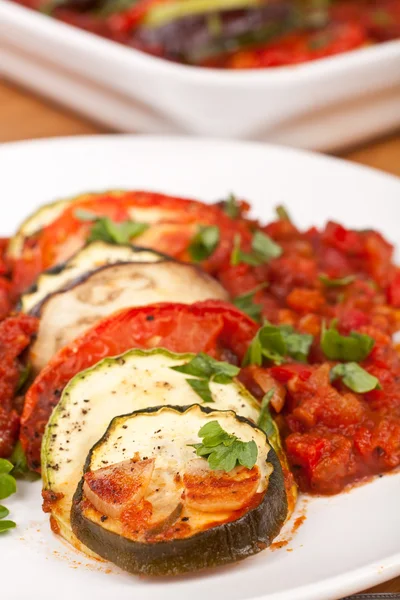 Gebakken groenten met tomatensaus — Stockfoto