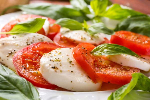 Klasik caprese salatası