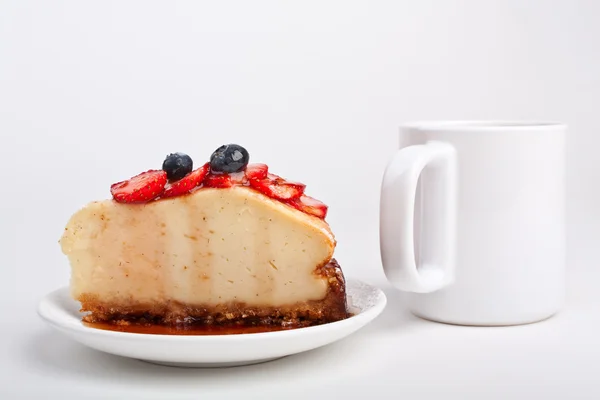 Slice of cheesecake and big cup of coffee — Stock Photo, Image