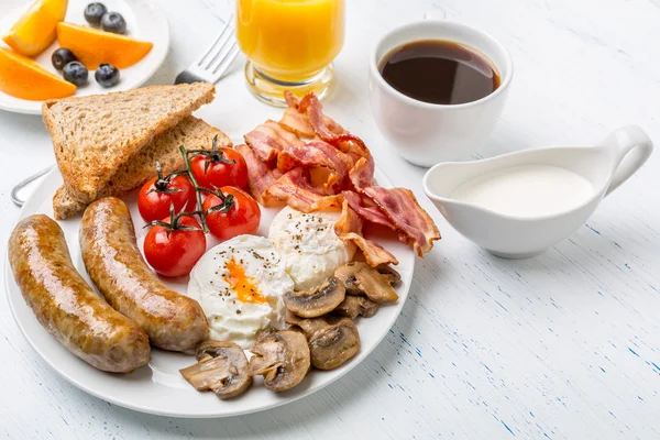 Full English Breakfast with Poached Eggs — Stock Photo, Image