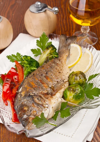 Dorado pescado adornado con verduras , — Foto de Stock