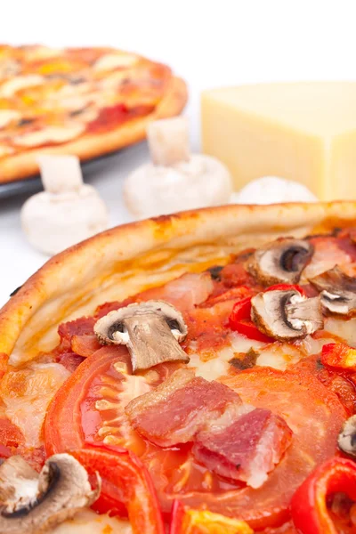 Ham and mushroom pizza with ingredients — Stock Photo, Image