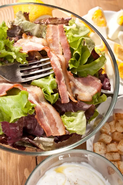 Caesar salad with bacon and eggs — Stock Photo, Image