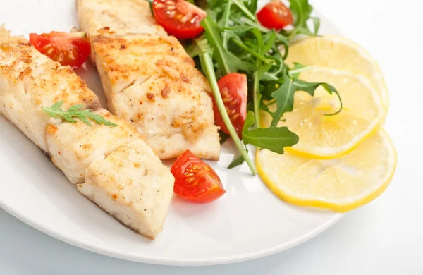 Pescado blanco con verduras y limón — Foto de Stock