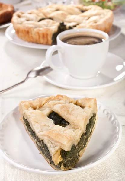 Kaffee und ein Stück Spinatkuchen — Stockfoto