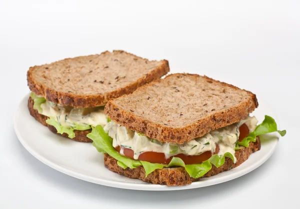 Sanduíches de salada de ovo em pão torrado marrom — Fotografia de Stock