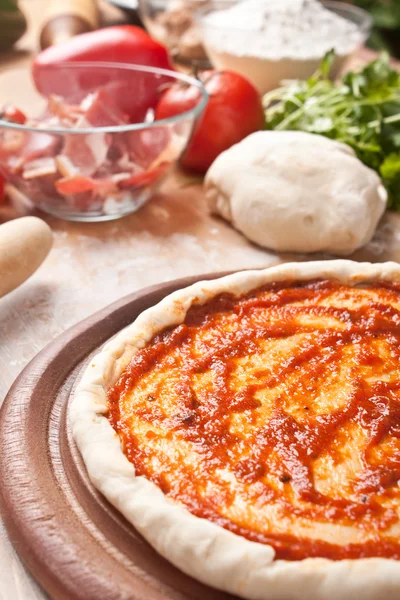 Rohe Pizza und Zutaten — Stockfoto