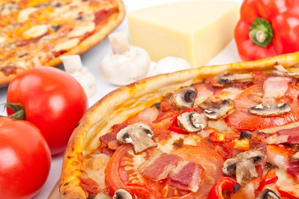 Ham en mushroom pizza met ingrediënten — Stockfoto