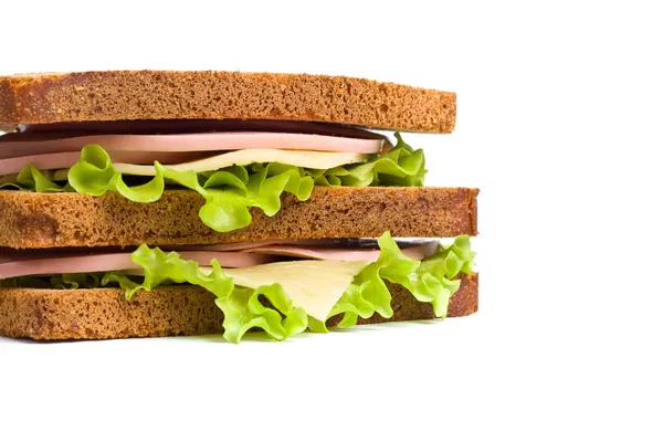 Цілі пшеничні бутерброди з м'ясом, сиром та салатом — стокове фото