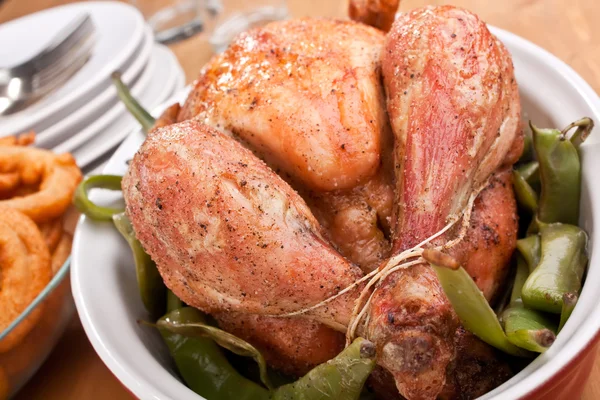 Pollo con judías verdes y aros de cebolla — Foto de Stock