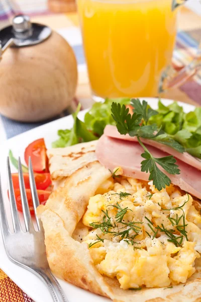 Sahanda yumurta, jambon ve domates ile brunch gözleme — Stok fotoğraf