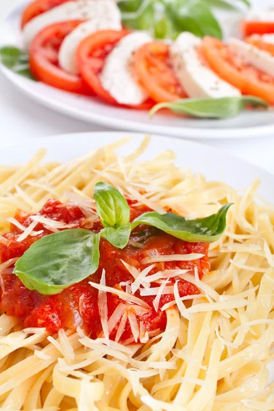 Лингвистическая паста с томатным соусом, сыром и базиликом — стоковое фото