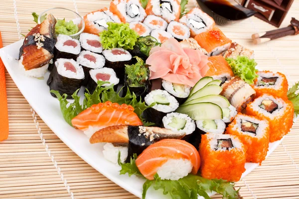 Grote kleurrijke sushi — Stockfoto