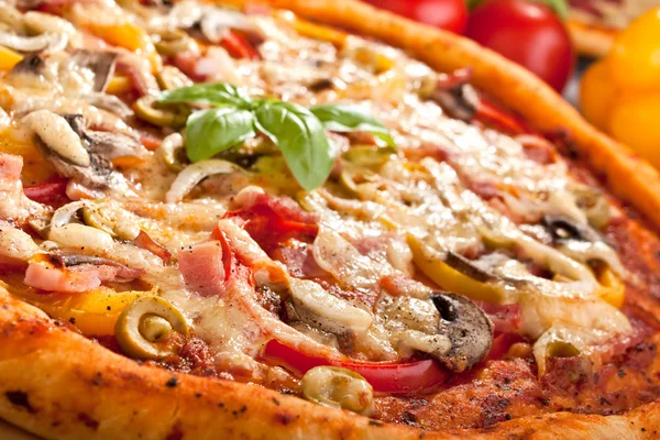 Пицца с ветчиной, грибами и овощами — стоковое фото