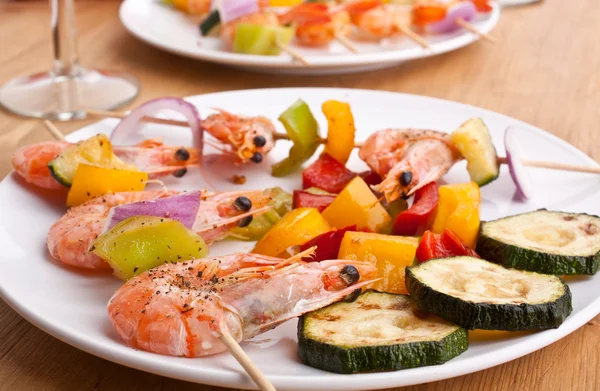 Colorful vegetable and shrimp grilled kebabs — Stock Photo, Image