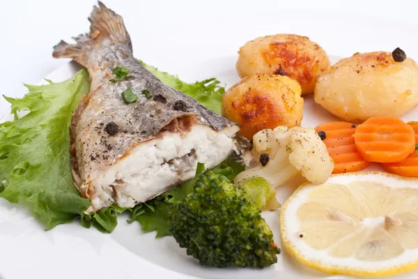 Pescado besugo con verduras — Foto de Stock