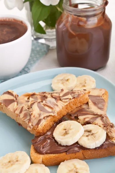 Toasts mit Schokolade und Erdnussbutter — Stockfoto