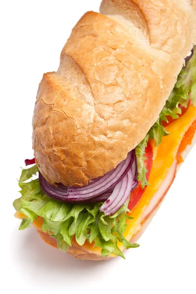 Lång baguette smörgås med sallad, skivor av färska grönsaker, — Stockfoto