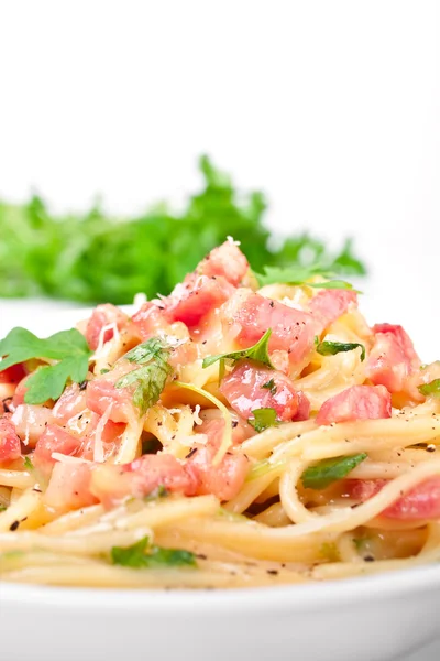 A close up of one serving of traditional spaghetti carbonara — Stock Photo, Image