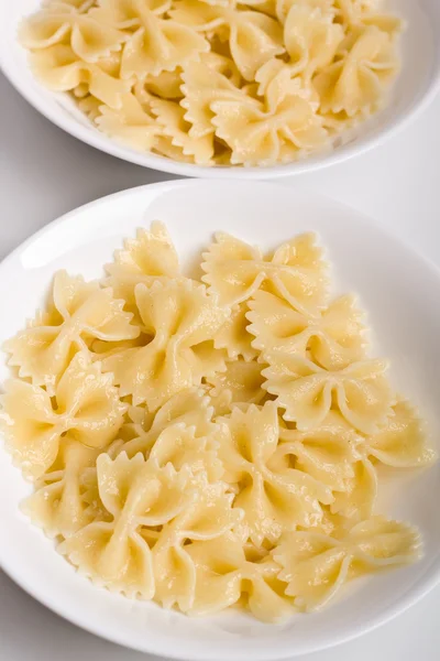 Beredda pasta i vit platta — Stockfoto