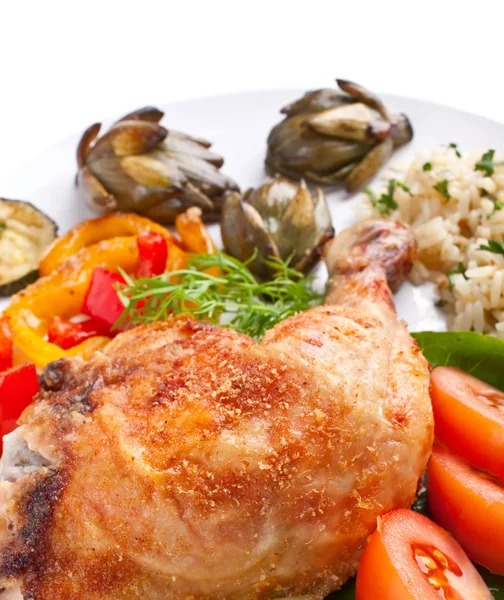 Roasted chicken leg with artichokes, rice and vegetables — Stock Photo, Image