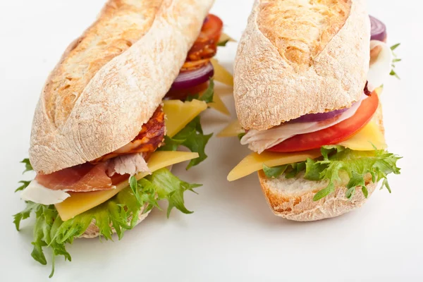 Duas metades de sanduíche de baguete de trigo branco longo — Fotografia de Stock