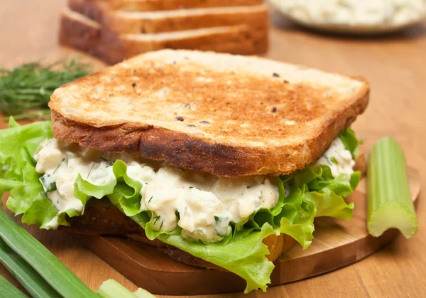 Sanduíche de salada de ovo em pão torrado marrom e ingredientes — Fotografia de Stock