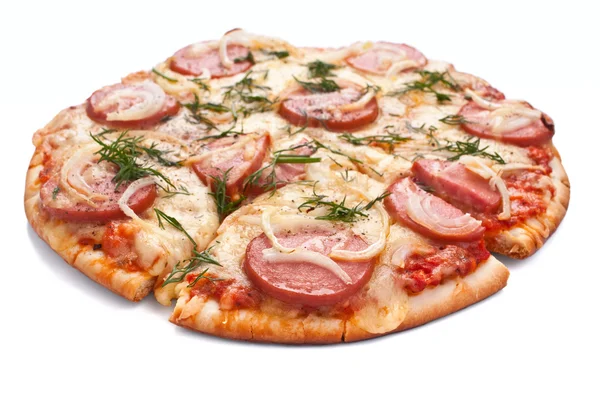 Dilimlenmiş sosis ve soğan pizza — Stok fotoğraf