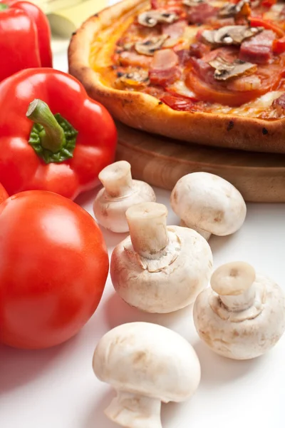 Pizza al prosciutto e funghi con ingredienti — Foto Stock