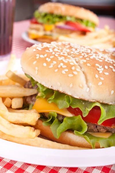 Dos hamburguesas con queso y patatas fritas —  Fotos de Stock