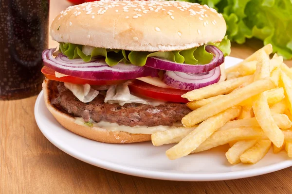 Cheeseburger, Franse frietjes en cola — Stockfoto