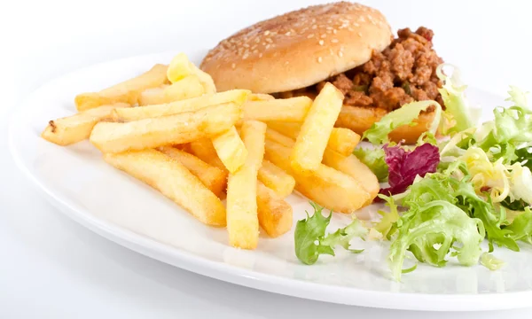 Mleté maso hamburger s hranolky a salátkem — Stock fotografie